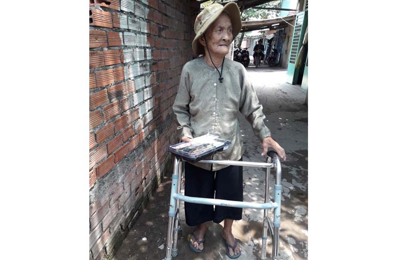 Cụ bà bán vé số