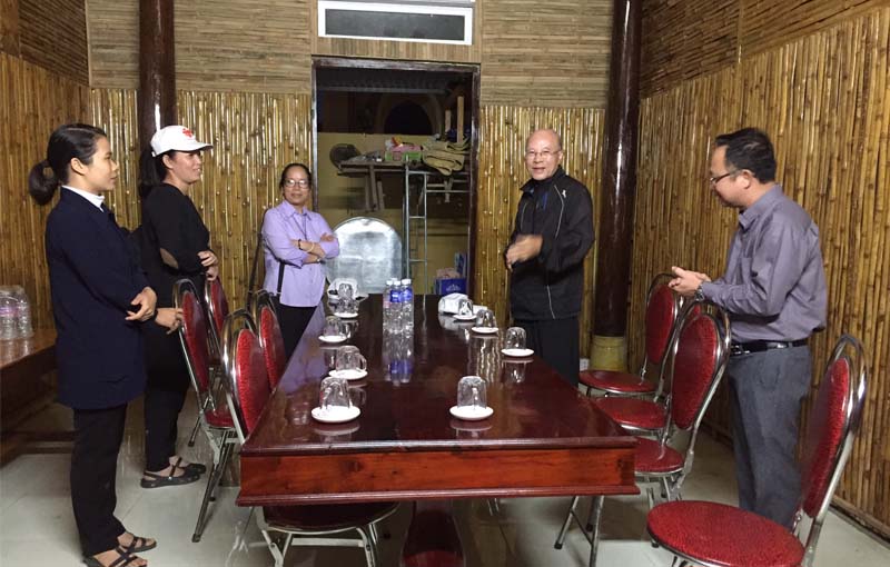 Cha chánh xứ Bàu Sen Tôma Võ Minh Danh đón tiếp đoàn