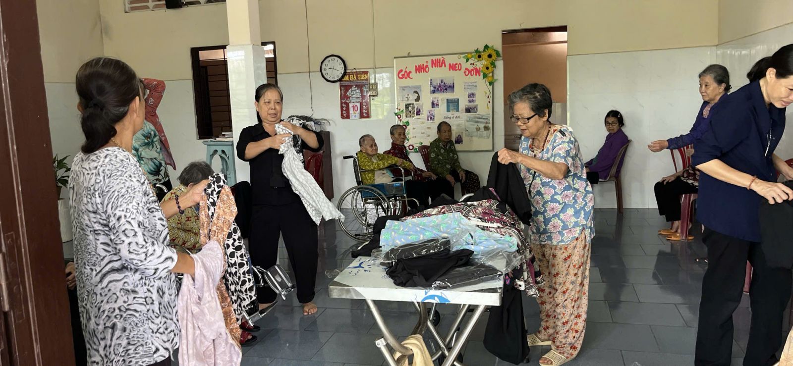 Không thể diễn tả hết niềm vui của các cụ khi lựa chọn quần áo và mặc thử