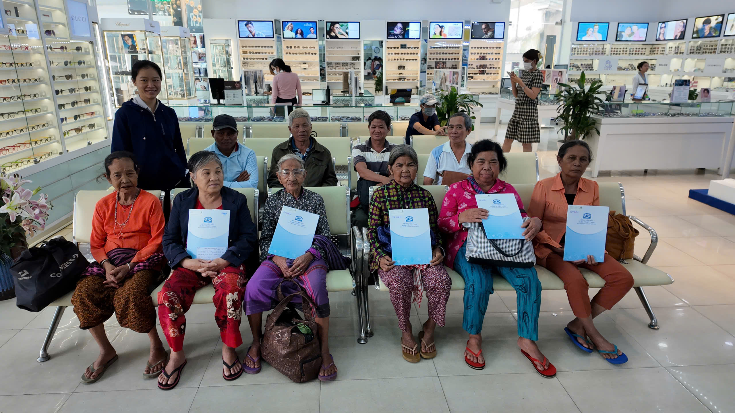 GỬI YÊU THƯƠNG QUA ĐÔI MẮT SÁNG