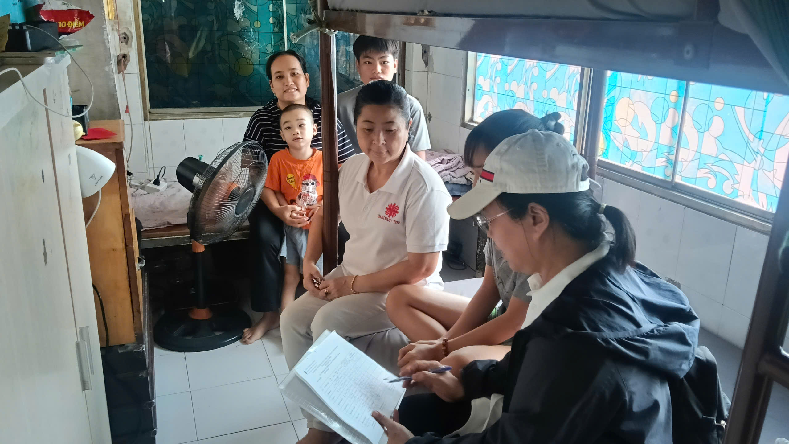NHỮNG BƯỚC CHÂN YÊU THƯƠNG QUA TỪNG CON HẺM