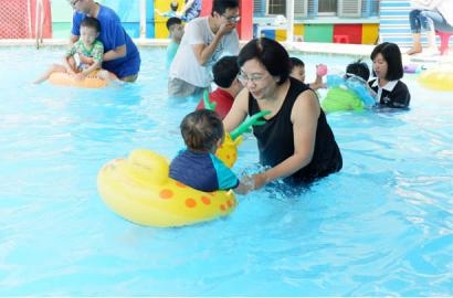 CARITAS TGP SÀI GÒN: Buổi Tập Thủy Trị Liệu Cho Các Bé Tổn Thương Não