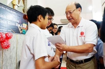 CARITAS TGP SÀI GÒN: Hỗ Trợ Học Bổng Cho Học Sinh Có Hoàn Cảnh Khó Khăn