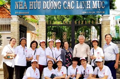 CARITAS GIÁO XỨ HÀNG XANH: THĂM CÁC LINH MỤC NHÀ HƯU DƯỠNG
