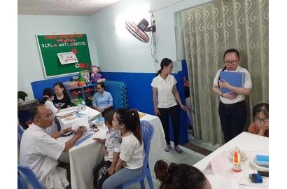 CARITAS TGP SÀI GÒN: Ban hỗ trợ khuyết tật khám sức khỏe cho trẻ có tổn thương não