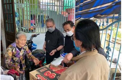 CARITAS HUẾ: TRAO YÊU THƯƠNG VƯỢT QUA DỊCH BỆNH COVID-19