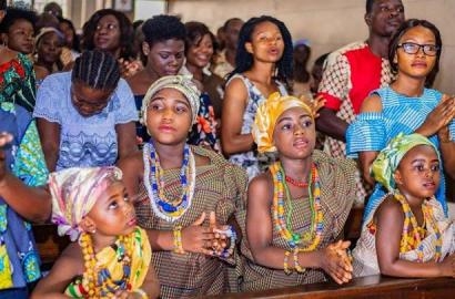 Caritas Ghana phân phát hàng hóa Vatican tài trợ cho 800 người nghèo