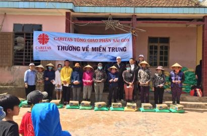 Hành trình của đoàn Caritas TGP Sài Gòn Thương về miền Trung (Ngày Thứ Nhất)