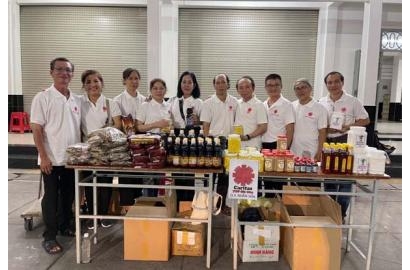 Caritas Nhân Hòa ra quân bán hàng gây quỹ bác ái