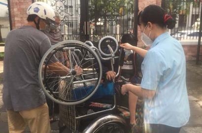 Trao tặng xe lăn cho người khuyết tật