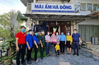 Văn phòng Ủy Ban Nhân Dân Phường 6 quận Gò Vấp đến thăm và tặng quà Mái Ấm Hà Đông