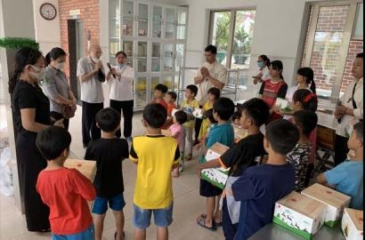 Caritas TGP Sài Gòn và Giáo hạt Hóc Môn mừng Giáng Sinh Mái Ấm Hoa Hồng và Trung tâm mồ côi Thiên Phúc.