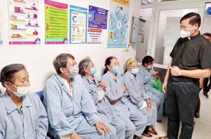 CARITAS TGP HÀ NỘI: 120 BỆNH NHÂN NGHÈO ĐƯỢC THAY THỦY TINH THỂ