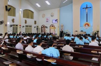 CARITAS HUẾ: TRUYỀN THÔNG VỀ DI CƯ AN TOÀN CHO SINH VIÊN CÔNG GIÁO THÁNH TÂM HUẾ