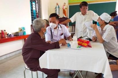CARITAS THÁI BÌNH: KHÁM BỆNH VÀ PHÁT THUỐC TẠI GIÁO XỨ HÀM TẢI