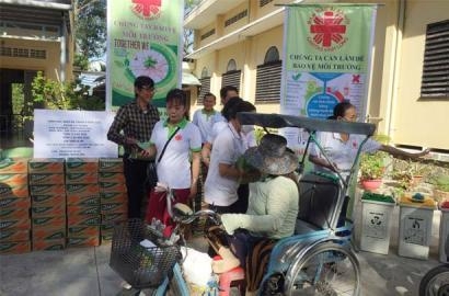 CARITAS VĨNH LONG: NHÓM “TOGETHER WE” TRUYỀN THÔNG VÀ PHÁT QUÀ CHO NGƯỜI KHUYẾT TẬT
