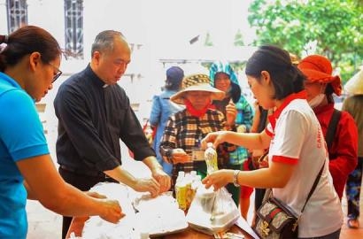 CARITAS HÀ NỘI: BỮA CƠM TÌNH THƯƠNG