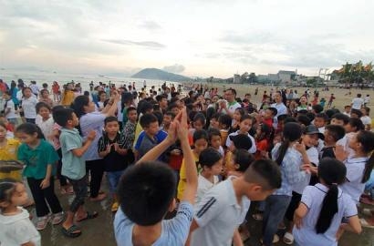 CARITAS THANH HÓA: CÙNG THIẾU NHI BA LÀNG LÀM SẠCH BỜ BIỂN QUÊ HƯƠNG THÂN YÊU