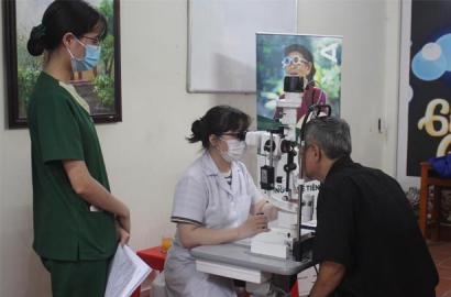 CARITAS LẠNG SƠN: KHÁM MẮT SÀNG LỌC ĐỂ HỖ TRỢ THAY THỦY TINH THỂ CHO NGƯỜI DÂN