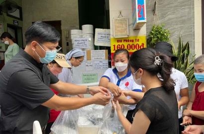 CARITAS HÀ NỘI: NỐI DÀI “BỮA ĂN YÊU THƯƠNG”