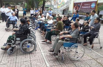 CARITAS HÀ TĨNH: TRAO XE LĂN VÀ CÁC DỤNG CỤ HỖ TRỢ CHO NGƯỜI KHUYẾT TẬT