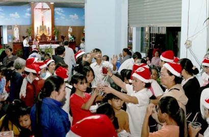 Caritas Giáo Hạt Phú Nhuận Mang niềm vui Giáng sinh đến Giáo điểm Hưng Thuận- Giáo Phận Phú Cường