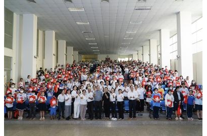 CARITAS SÀI GÒN – TRAO HỌC BỔNG CHO HỌC SINH NGHÈO