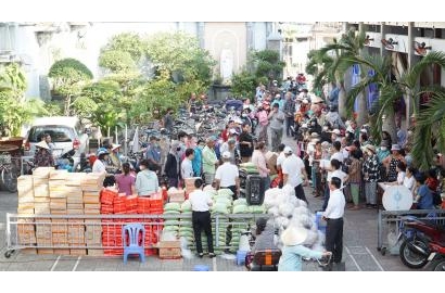 Giáo xứ Thạch Đà: Trao quà Tết cho 250 hộ gia đình khó khăn, 16-1-2024