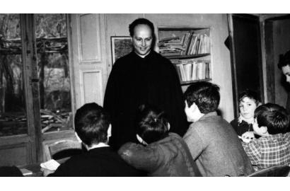 ĐTC khen ngợi một linh mục người Ý vì sự dấn thân giáo dục người nghèo