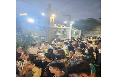 Bán hàng gây quỹ hỗ trợ cho hoàn cảnh khó khăn trong hạt Xóm chiếu