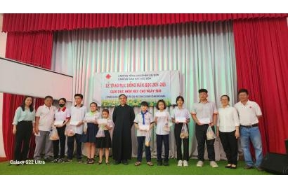 LỄ TRAO HỌC BỔNG NĂM HỌC 2024-2025  CHO 71 EM HỌC SINH TẠI GIÁO HẠT HÓC MÔN