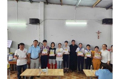 TRAO HỖ HỌC PHÍ CHO CÁC EM HỌC SINH CÓ HOÀN CẢNH KHÓ KHĂN