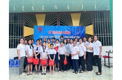 Caritas Hạt Xóm Chiếu Mang Niềm Vui Trung Thu và Học Bổng Đến Các Em Học Sinh Khó Khăn Tại Cần Giờ