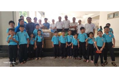 Quà Giáng Sinh Cho Các Mái Ấm Nuôi Dưỡng Các Bé Khuyết Tật Và Học Sinh Các Trường Phổ Cập Tại Giáo Hạt Hóc Môn