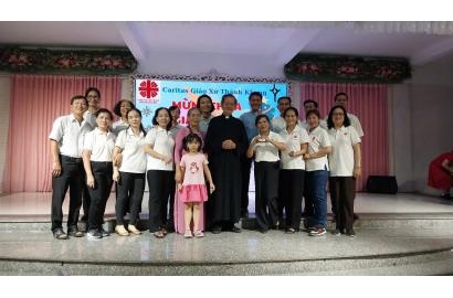 CARITAS GIÁO XỨ THÁNH NGUYỄN DUY KHANG HẠT THỦ ĐỨC PHÁT QUÀ GIÁNG SINH CHO NHỮNG HOÀN CẢNH KHÓ KHĂN VÀ CƠ NHỠ