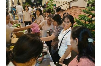 Caritas Hạt Xóm Chiếu bán hàng gây quỹ bác ái tại Giáo xứ Mẫu Tâm