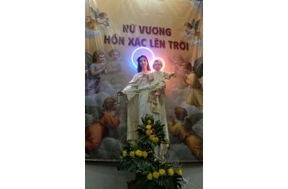 QUÀ CHO NGƯỜI NGHÈO VÀ BỆNH NHÂN NHÂN DỊP LỄ BỔN MẠNG CỦA GIÁO XỨ ĐỨC MẸ HỒN XÁC LÊN TRỜI